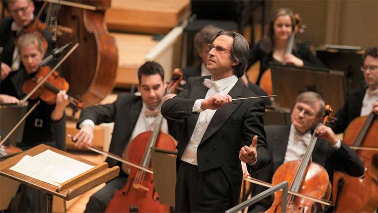 Alan Gilbert extends contract with Hamburg orchestra to '29