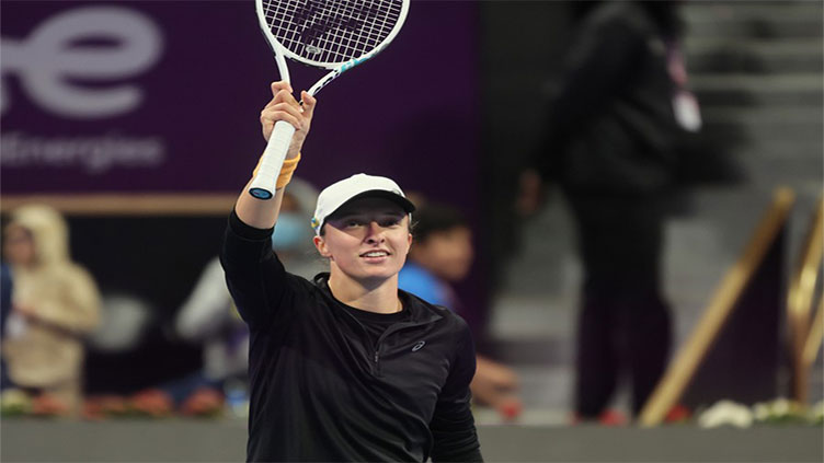Swiatek breezes past Kudermetova and into final at blustery Doha