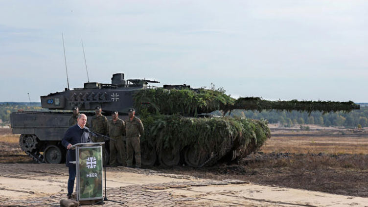 Scholz reverses roles on tanks for Ukraine