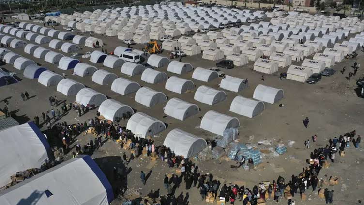 Turkish quake victims sleep in trains, tents, greenhouses