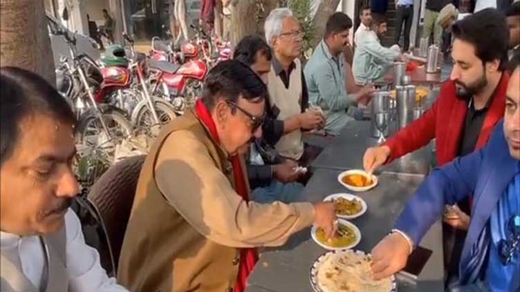 Sheikh Rashid at his casual best at roadside eatery