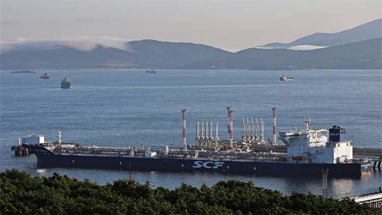 Oil prices little changed, nurse last week's losses on improved supplies