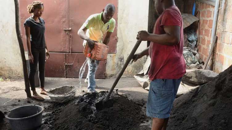 Benin entrepreneur transforms plant waste into charcoal