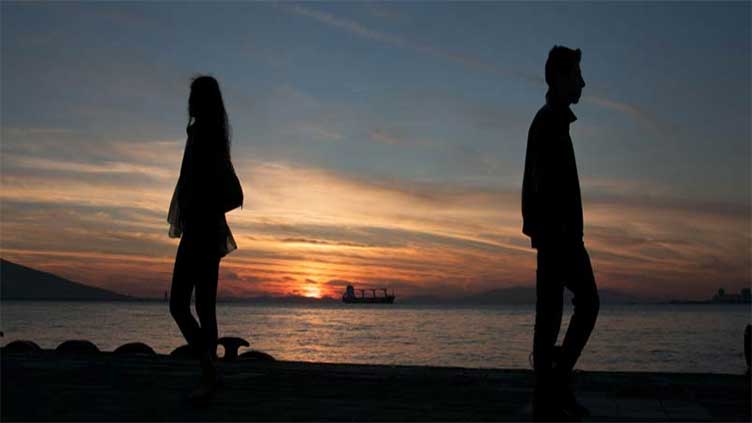 Love-struck couple divided by border