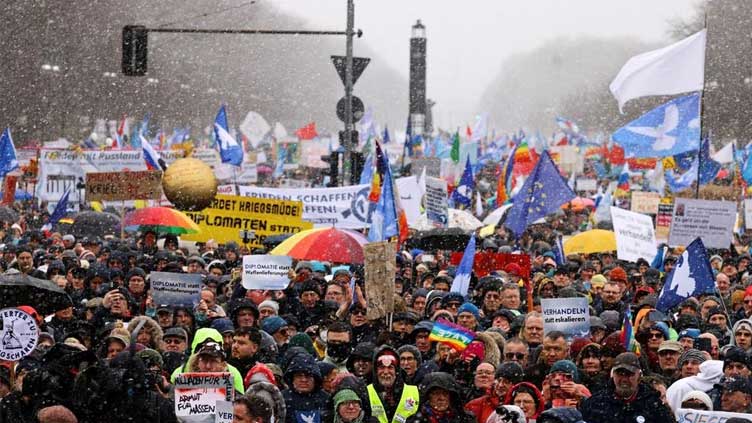  Protest in Berlin over arming Ukraine against Russia draws thousands