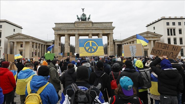 Berlin: Thousands turn out to protest arming of Ukraine against Russia