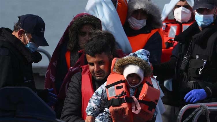  Record 45,000 migrants crossed English Channel to UK last year
