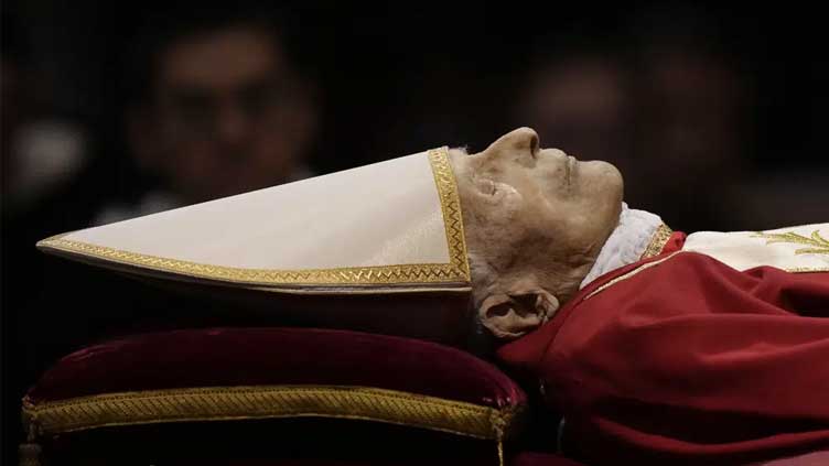  Pope Emeritus Benedict XVI body lying in state at Vatican