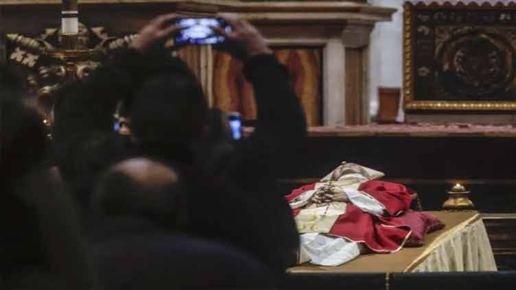 Tens of thousands view Benedict XVI's body at Vatican