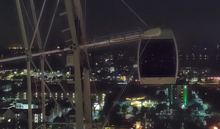 Florida Ferris wheel breaks down with more than 60 people on board