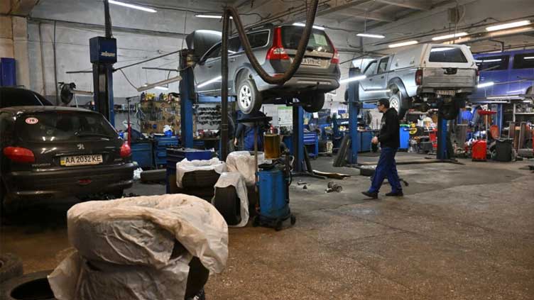  Ukraine garage turns beat-up cars into battlefield assets