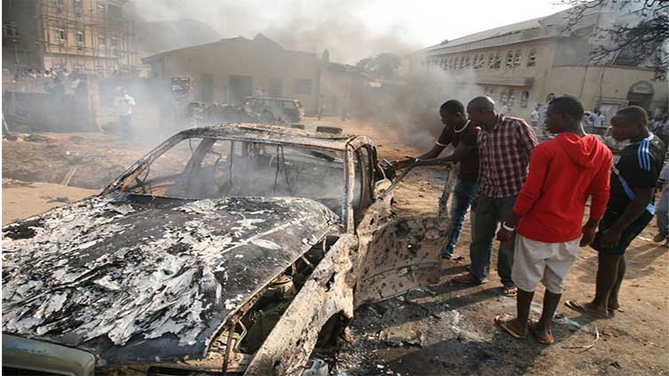 Car bombs kill 35, burn houses in central Somalia - police