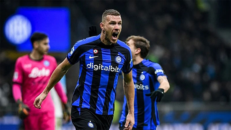 Dzeko hands Napoli first defeat to crack open Serie A title race