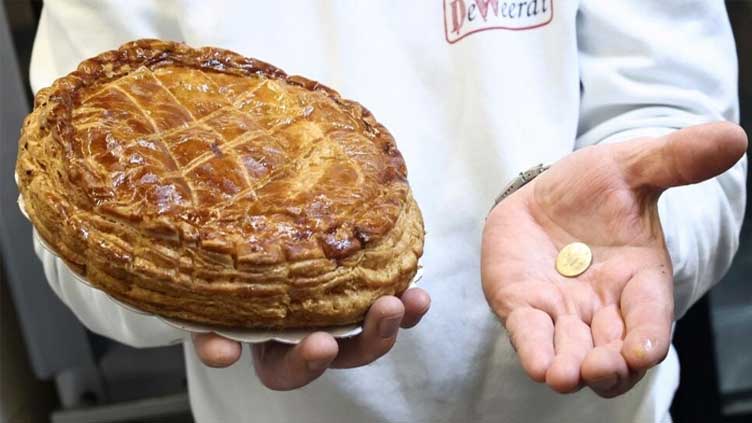  Digging for gold inside an Epiphany cake