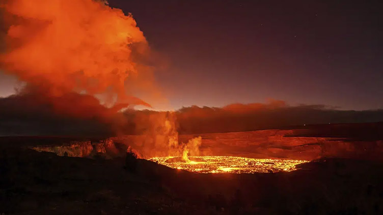 Hawaii eruption not dangerous but offers spectacular sight