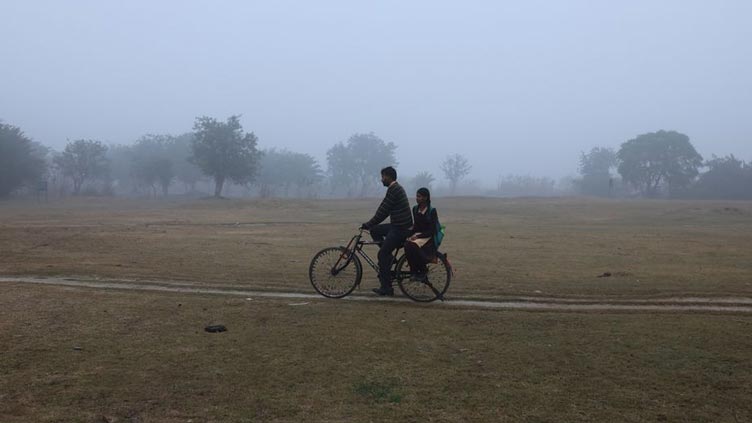 Delhi fog delays flights, cold wave closes schools