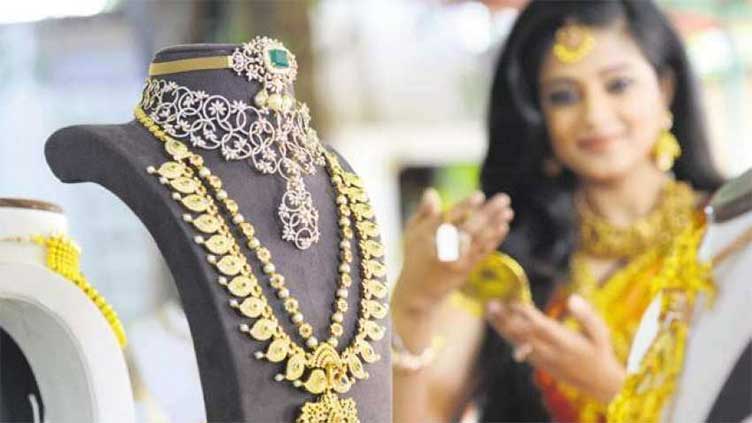 Gold prices fall by Rs3,300