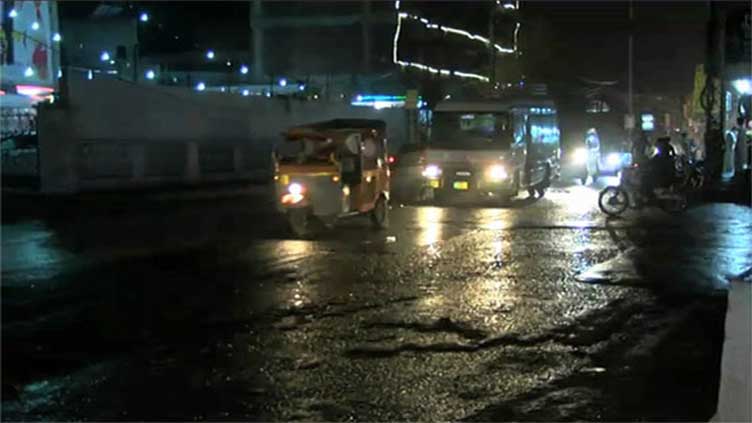 Fog-ridden Lahore receives drizzling