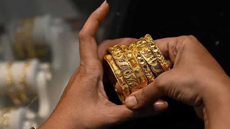 Gold prices shoot up by Rs5000 per tola