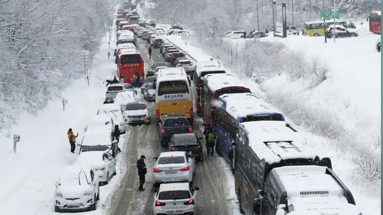 Cars collide on icy road in South Korea; 1 dead, dozens hurt
