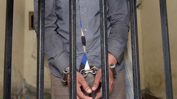 Police arrest man for torturing pappadom vendor 