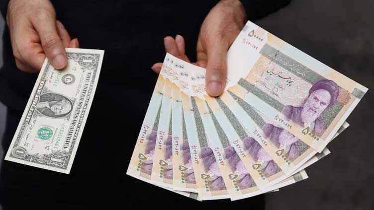  Iranian currency falls to record low amid isolation and sanctions