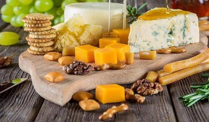 company-offers-1-000-to-eat-cheese-before-bed-weirdnews-dunya-news