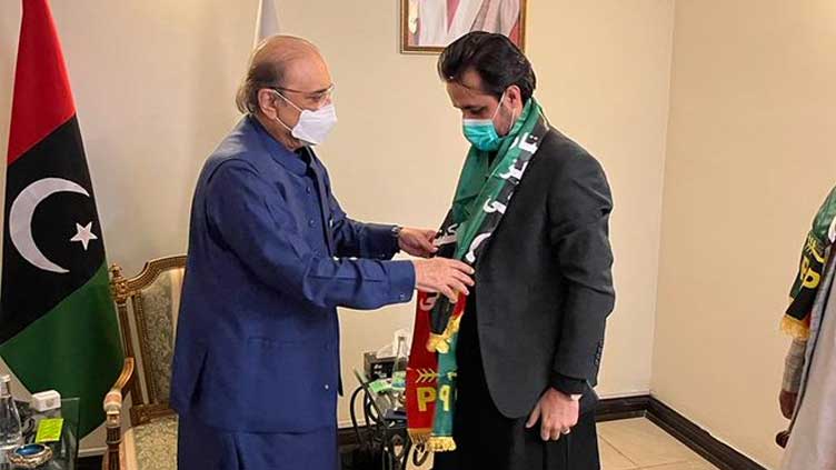  Sardar Hanif Khan joins PPP as 'winds change' in Balochistan