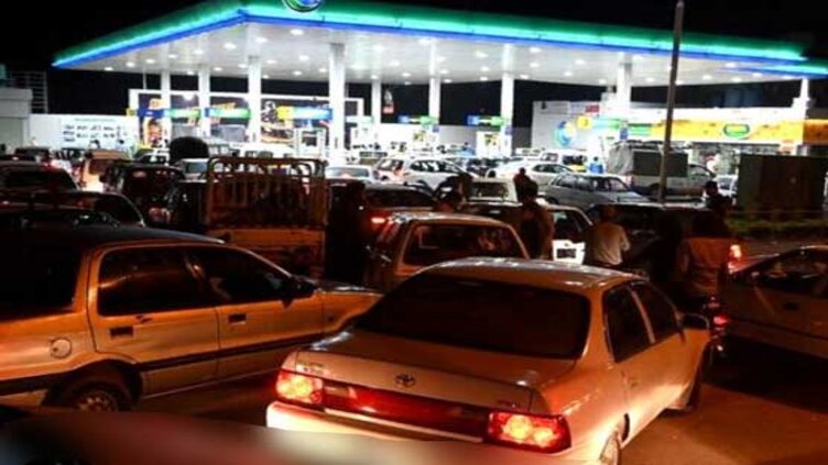 Motorists in Punjab, KP suffer as majority fuel stations remain closed amid fear of POL hike 