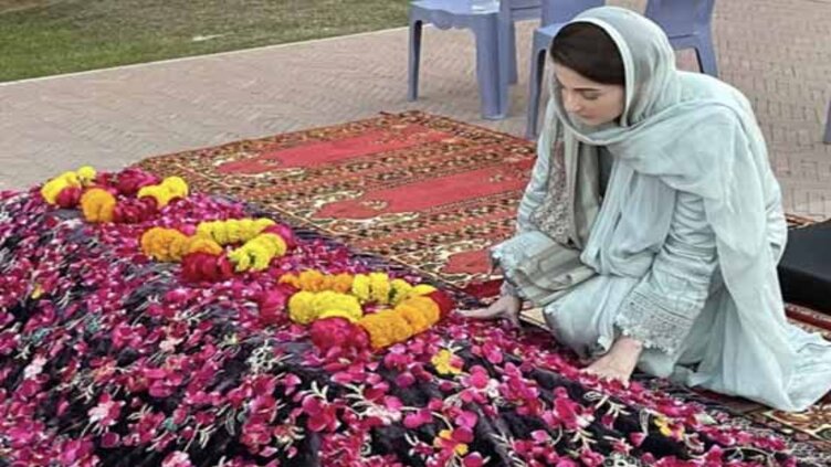 Maryam Nawaz goes to mother's grave