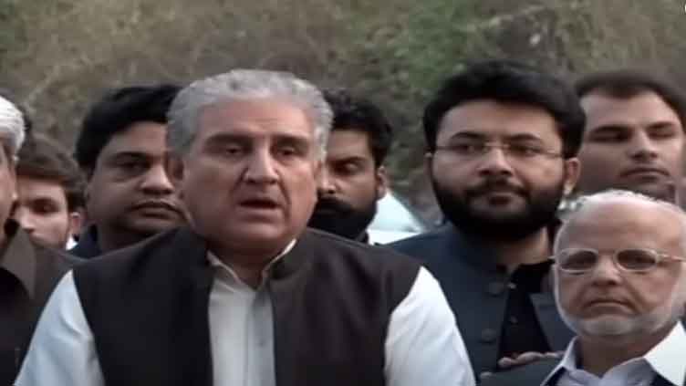 Qureshi lashes out at govt for POL price hike