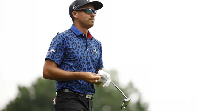 Fowler makes late charge to grab PGA lead at storm-hit Detroit