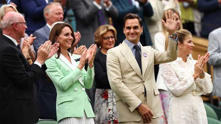 Without racket, Federer wows Centre Court