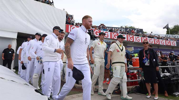 England win toss and opt to bowl as boos greet Australia