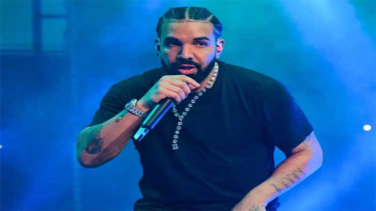 Drake struck by fan's mobile phone while he performs on stage