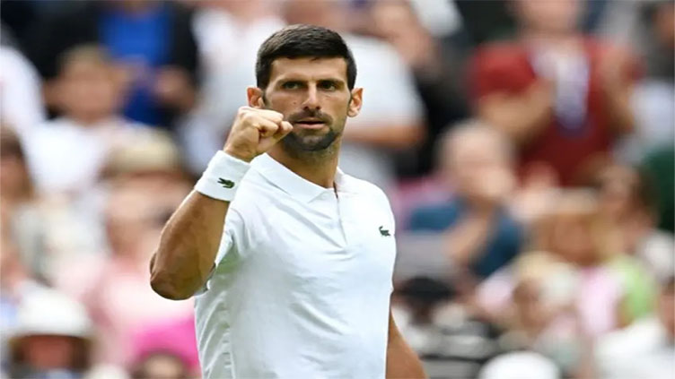 Djokovic beats Wawrinka just before closing time