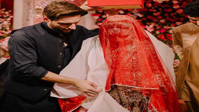 Afridi's bouquet of wishes for daughter fills social media with fragrance