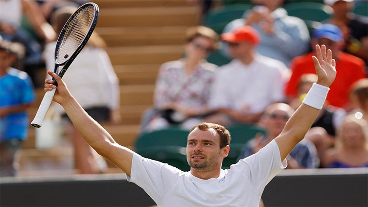 Safiullin knocks out Shapovalov to reach maiden major quarter-finals at Wimbledon