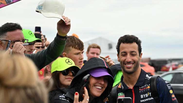 'Stoked' Ricciardo replaces de Vries at AlphaTauri