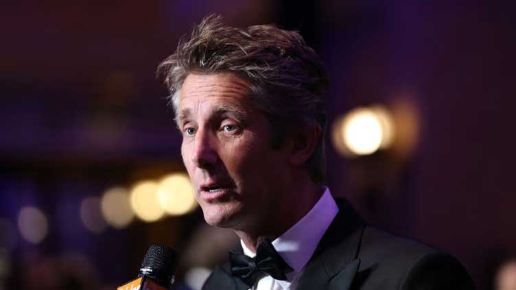 Hospitalised Van der Sar out of immediate danger 