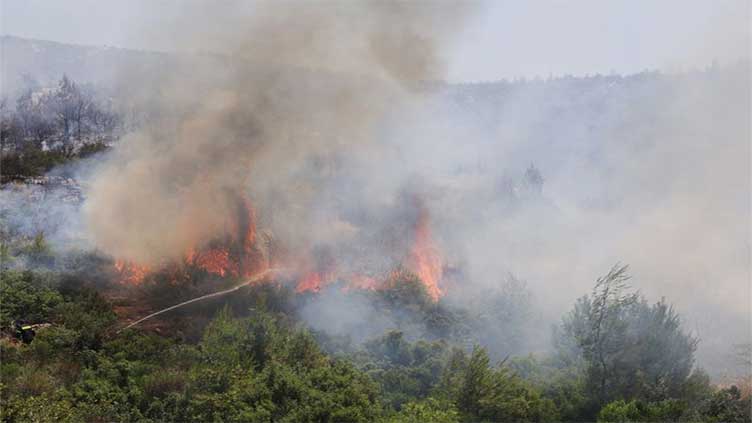 Wildfire rages northwest of Athens, PM urgently returns home