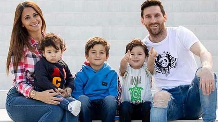 Messi makes a swift getaway as fans recognise him at grocery store