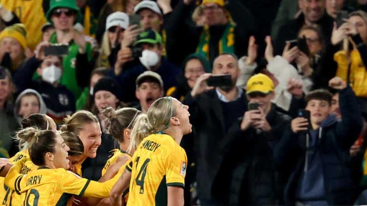 Kerr-less Australia grind down Ireland to win nervy World Cup opener