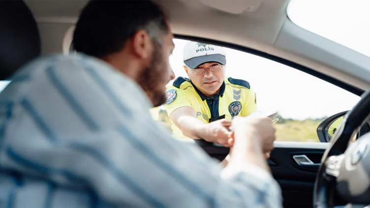 Unemployed man dresses as cop, works alongside real traffic policemen for two months