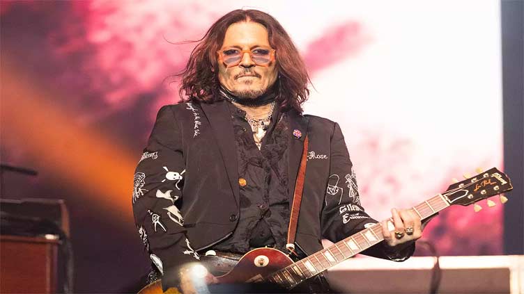 Johnny Depp enthralls the fans with powerful performance on stage