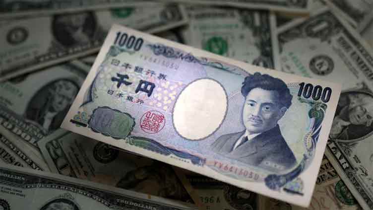 Yen eyes first monthly gain since March, dollar headed for loss