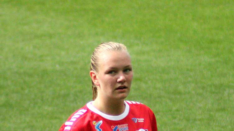 Maanum signs new contract with Arsenal women