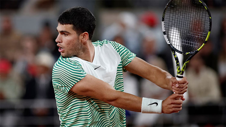 Top seed Alcaraz pummels Shapovalov to reach fourth round