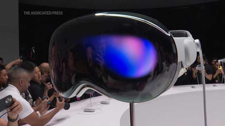 Apple unveils a $3,500 headset as it wades into the world of virtual reality