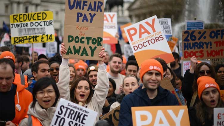 Hospital doctors in England stage 72-hour walkout